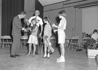 Shinichi Suzuki teaching children to play the violin at Mankato State College, 1967-07-12